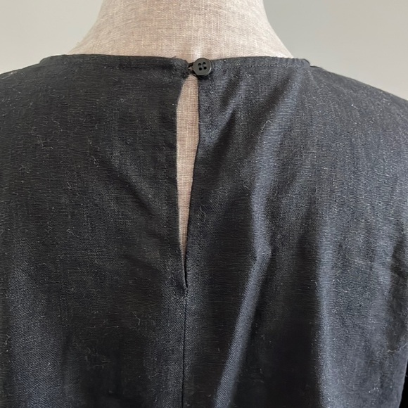K/LAB size Large black cropped blouse with 🔑 hole back. Linen blend. - Picture 5 of 7